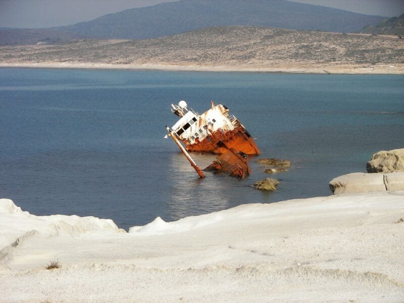 Scopri Sarakiniko, la spiaggia più surreale di Milos 4 barco naufragado en el mar