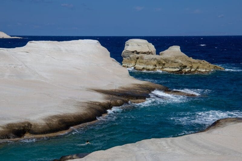 Le Migliori Cose da Fare a Milos | Spiagge, Avventura … 1 Breathtaking view of Sarakiniko beach with white volcanic rocks and blue Aegean Sea in Milos, Greece.