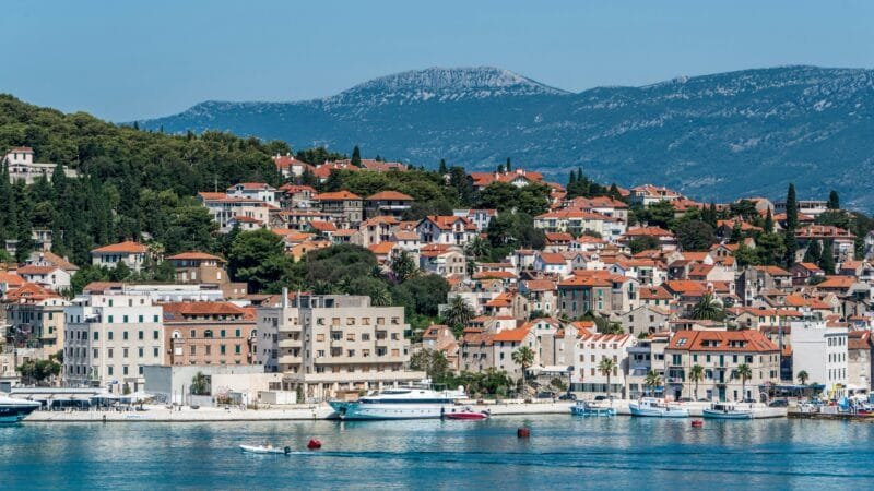 Perché Visitare Spalato? I Motivi per Esplorare Questa Città 3 vista al mar y pueblo
