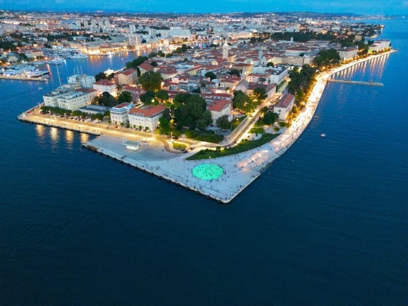 Zara, Croazia | La Guida a una Gemma della Dalmazia 1 Stunning aerial shot of Zadar's coastal cityscape at dusk,