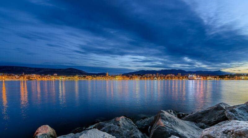 Perché Visitare Spalato? I Motivi per Esplorare Questa Città 2 la orilla del mar con la ciudad en el fondo