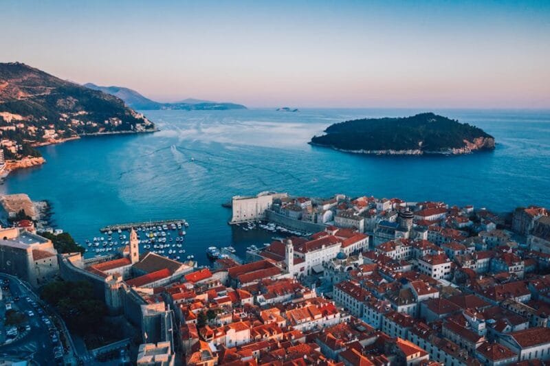 Dubrovnik | Scopri le migliori spiagge, attrazioni e hotel 1 Breathtaking sunset over Dubrovnik's historic cityscape and Adriatic coast.