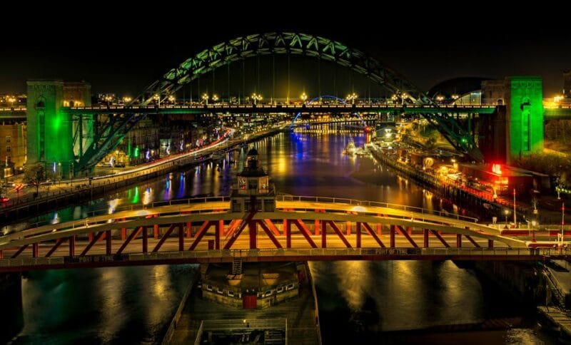 Le Migliori Cose da Fare a Newcastle | Cultura,Vita Notturna 1 Stunning night scene of Tyne Bridge over the River Tyne with vibrant city lights.