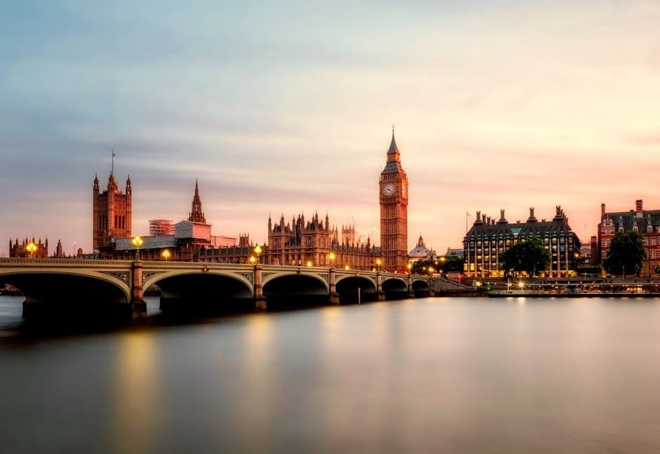 Londra | Top Destinazioni e Consigli di Viaggio 3 Scenic view of Big Ben and Westminster Bridge over the Thames River at sunset in London, UK.