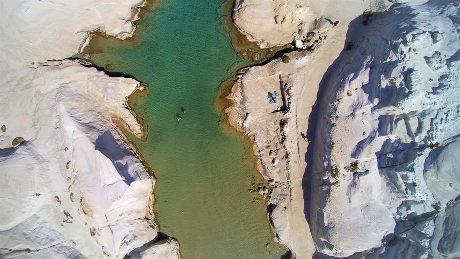 Scopri Sarakiniko, la spiaggia più surreale di Milos 3 Stunning aerial shot of Sarakiniko Beach in Milos, Greece, showcasing