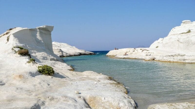 Scopri Sarakiniko, la spiaggia più surreale di Milos 2 white rocks and sea beach
