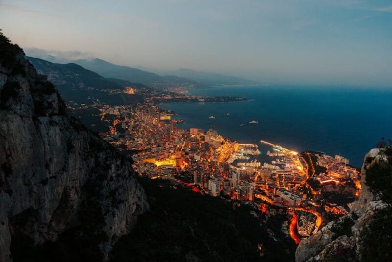 Stunning aerial riviera francesa, foto del pueblo y el mar cityscape at twilight.