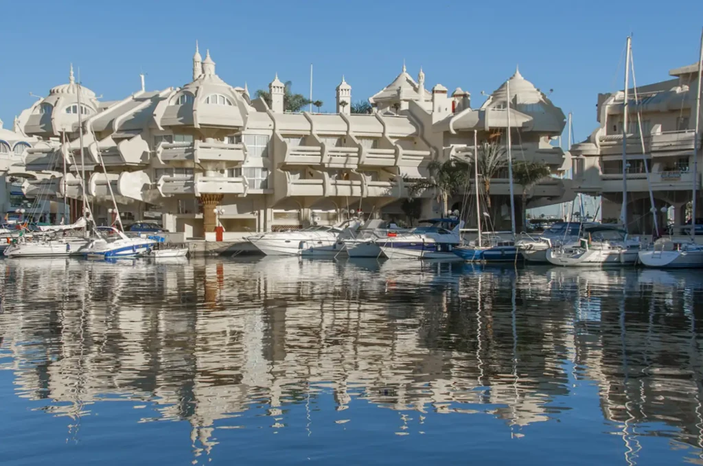 Benalmádena | Čo vidieť v Benalmádene: Top miesta a zážitky 2 barcos en el agua y edificios
