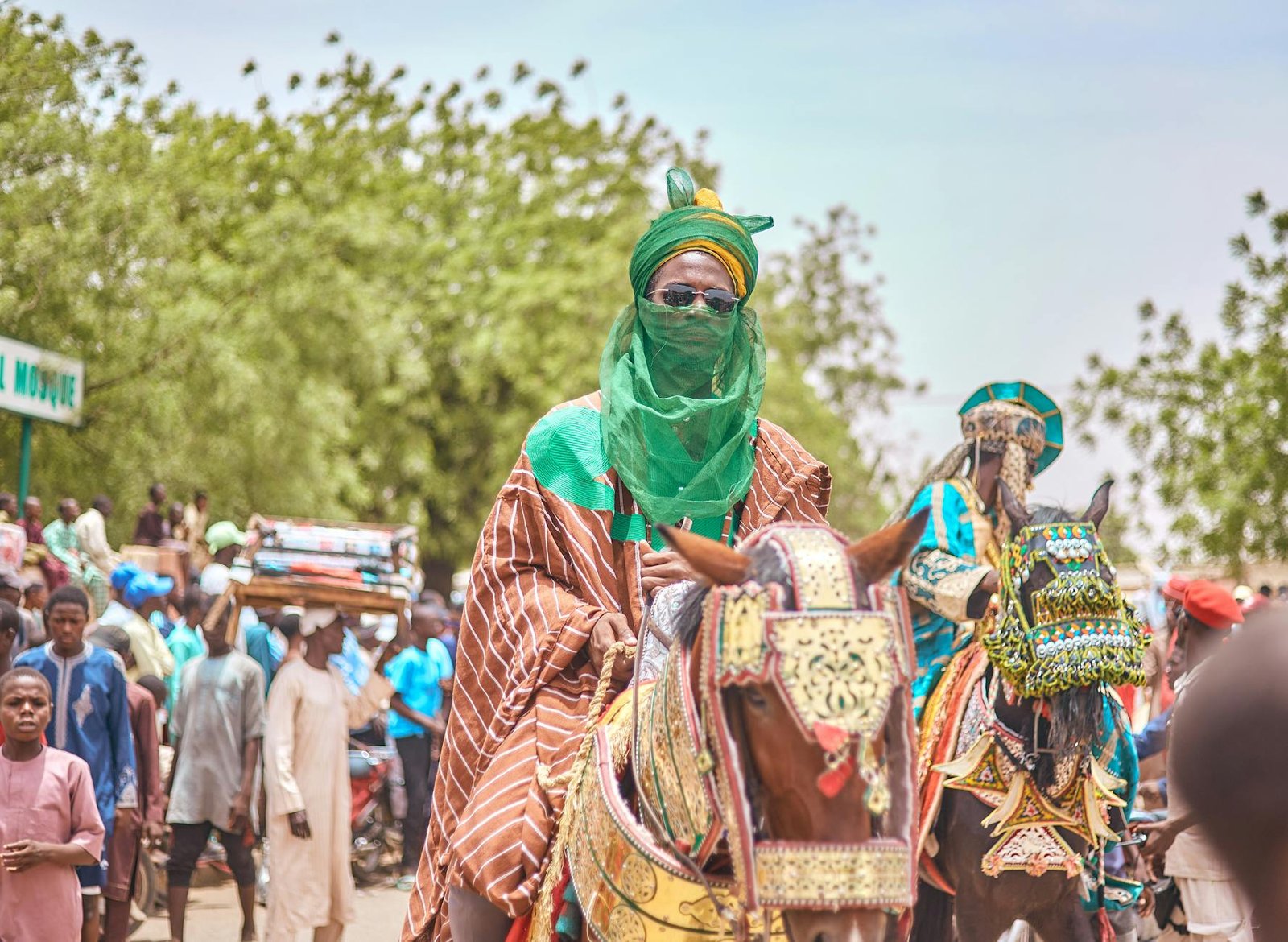 Afrika | Zaujímavé miesta ktoré by si mal vidieť 1 ludia na koni v afrika