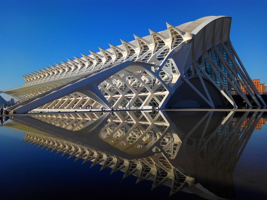 Valencia | atrakcie a miesta, ktoré nesmieš vynechať 1 Modern architectural marvel reflecting in calm waters at Valencia's City of Arts and Sciences.