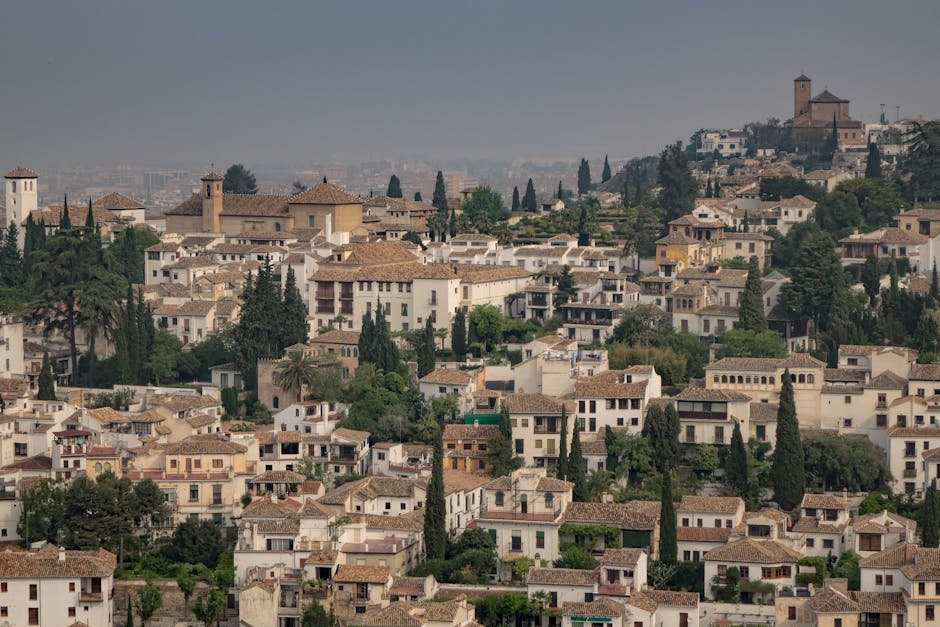 Granada, Mesto Alhambry, flamenca a andalúzskeho čara 1 Panoramic view of the historic Albaicín neighbourhood in Granada, showcasing traditional Andalusian architecture.