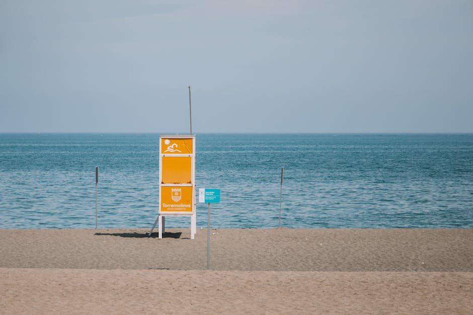 Torremolinos | Dovolenka pri mori plná slnka, pláží 2 A minimalist photo of a lifeguard tower on Torremolinos beach