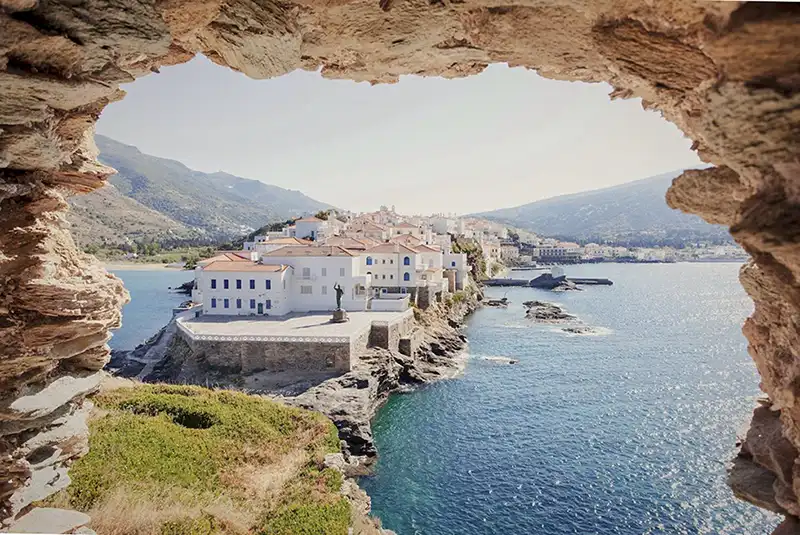 Le Cose da Fare in Grecia | Antichità, Spiagge e Avventura 9 FOTO DE LA ISLA Andros EN GRECIA EN LA FOTO HAY UN EDIFICIO BLANCO CON TEJADO DE COLOR ESCARCHA RODEADO POR EL MAR Y LA NATURALEZA FOTO DEL ANO 2024
