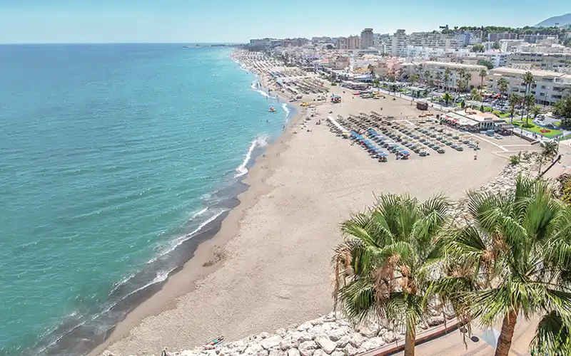 Torremolinos | I migliori posti da visitare le cose da fare 4 FOTO DE LA PLAYA CARIHUELA EN TORREMOLINOS A LA IZQUIERDA SE VE EL MA Y A LA DERECHA LA PLAYA DORADA Y LOS EDIFICIOS