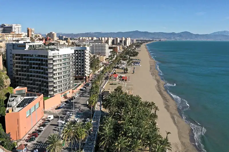 Torremolinos | I migliori posti da visitare le cose da fare 2 foto aerea del paseo maritimo de torremolinos a la izquierda edificios y a la derecha la playa