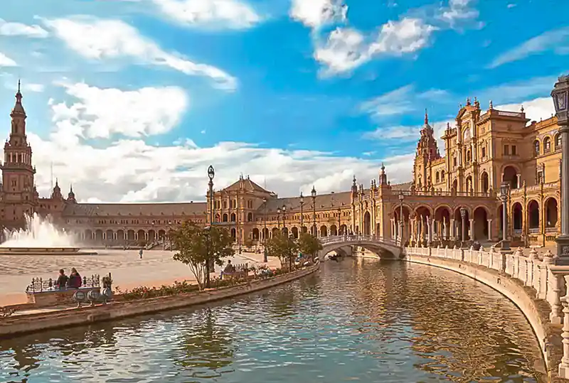 foto diurna de ciudad sevilla, Plaza de España con los monumentos y la fuente en el fondo
