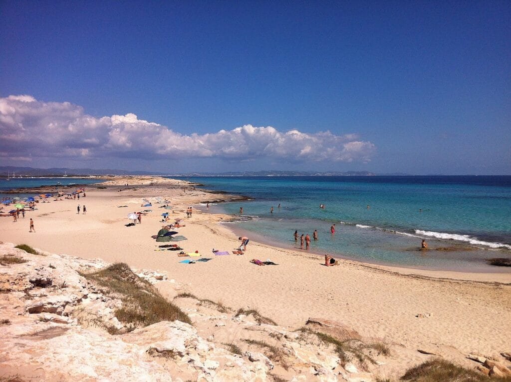 Ses Illetes | La Tua Guida Definitiva al Paradiso Formentera 1 playa con gente