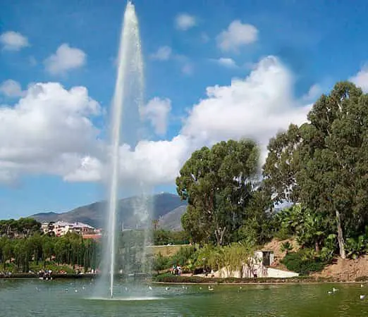 parque de la paloma, benalmadena, foto del lago con animales y un escape de agua parque de la paloma, benalmadena, foto del lago con animales y un escape de agua