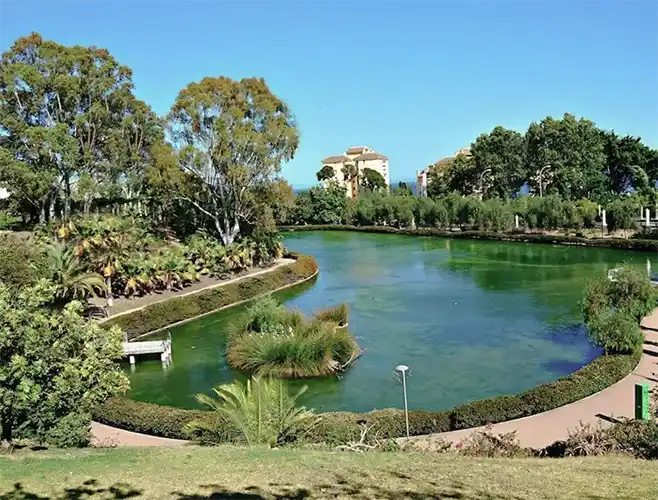 parque de la paloma, benalmadena, foto del lago con animales parque de la paloma, benalmadena, foto del lago con animales
